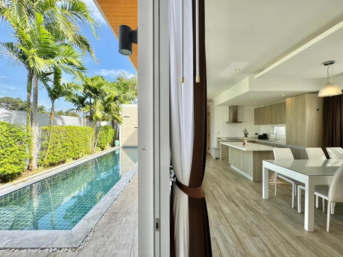 Image 3 of singnature villa Naiharn Rawai