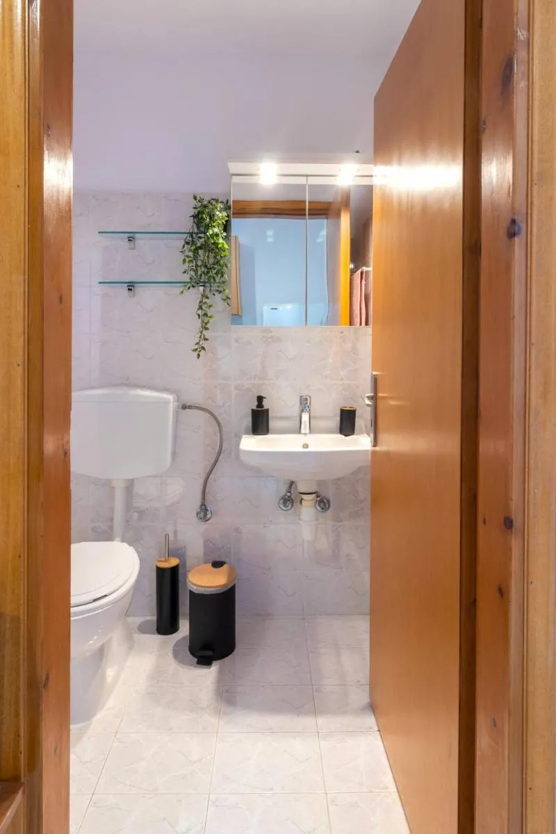 Image 3 of Beachside Apartment-2