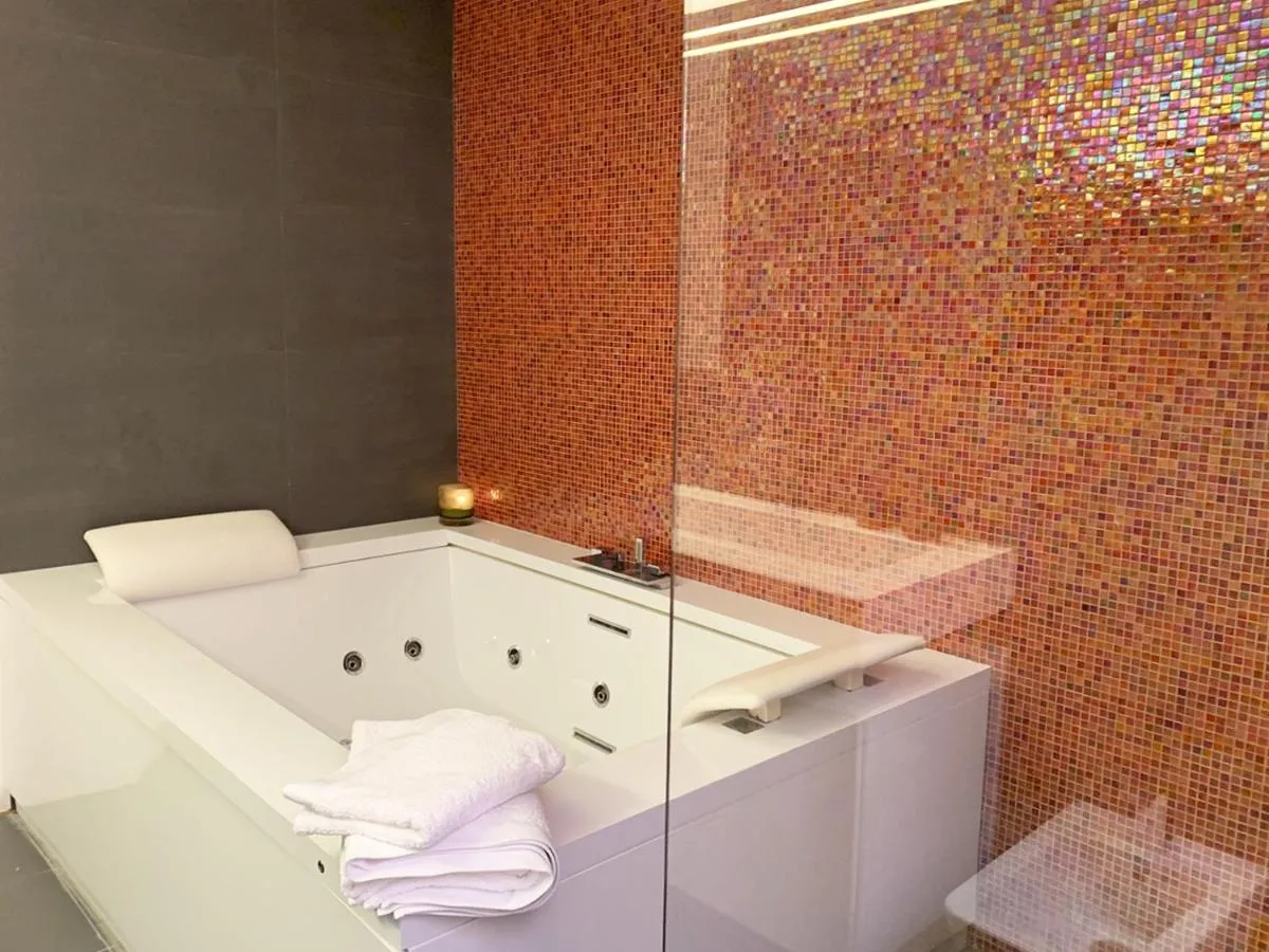 Image 2 of ARCAsuite Tritone Luxury