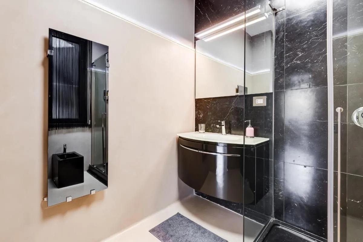 Image 2 of EMERALD Luxury Suite Apartment