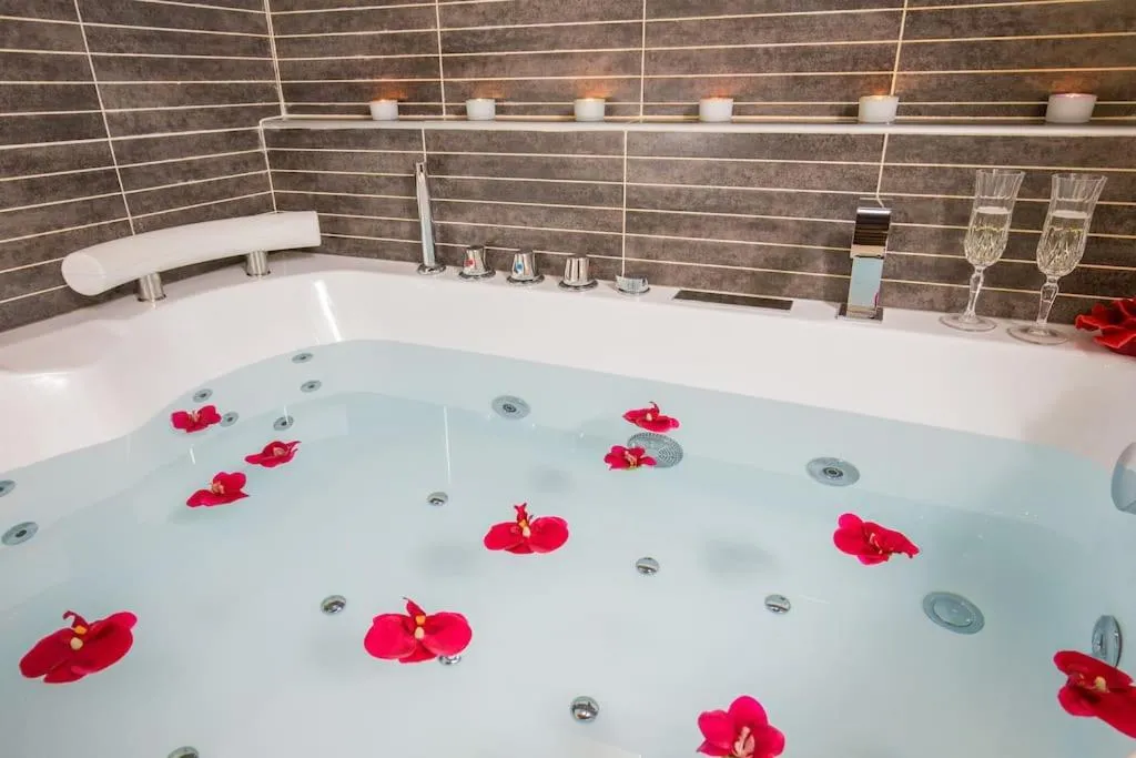Image 2 of Girolamo’s Jacuzzi place
