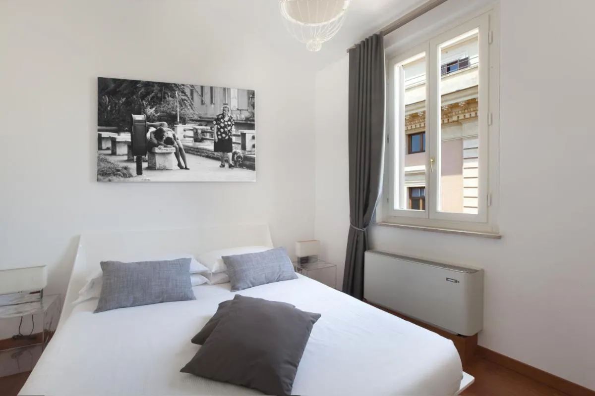 Image 1 of Oriana Homèl Roma