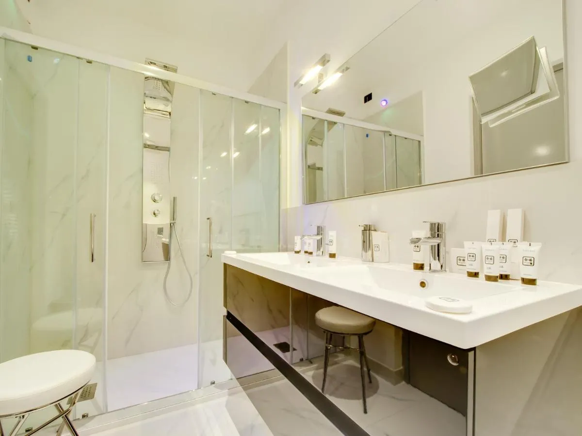 Image 2 of Queen Palace Suites