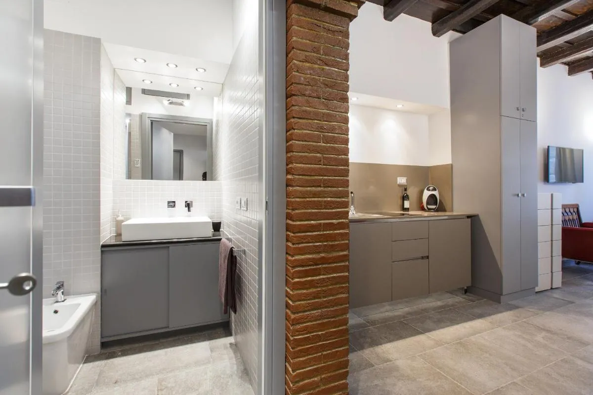 Image 2 of Roman Forum Suite