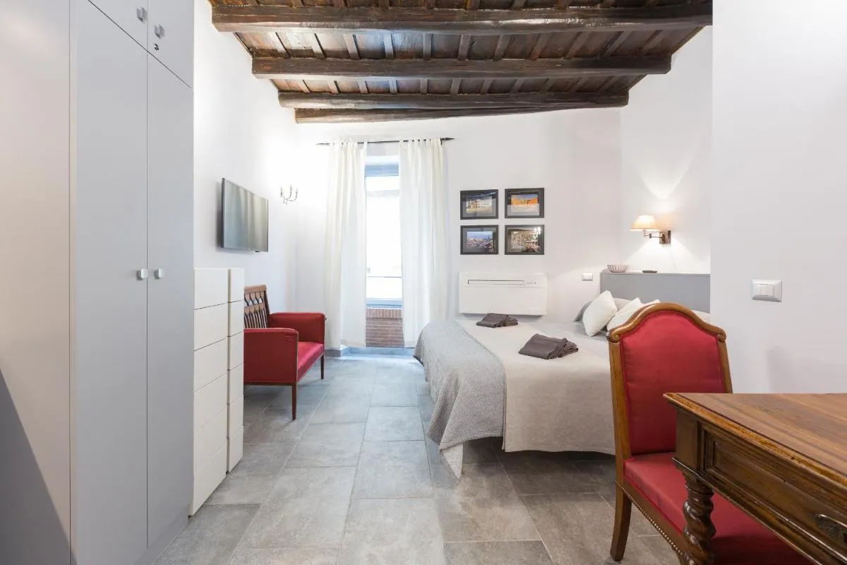 Image 6 of Roman Forum Suite