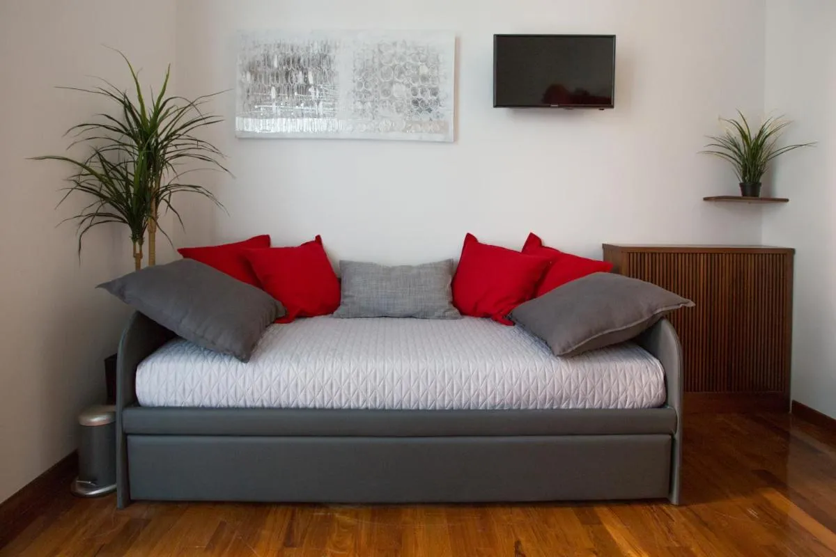 Image 4 of Steven Suite