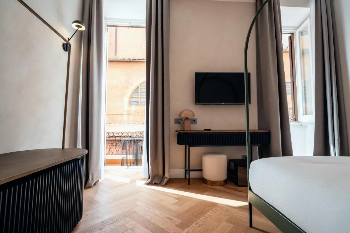 Image 1 of The Flow – Via Del Corso