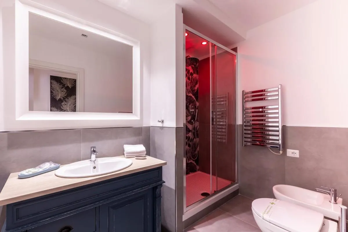 Image 6 of Trastevere Paper Suites