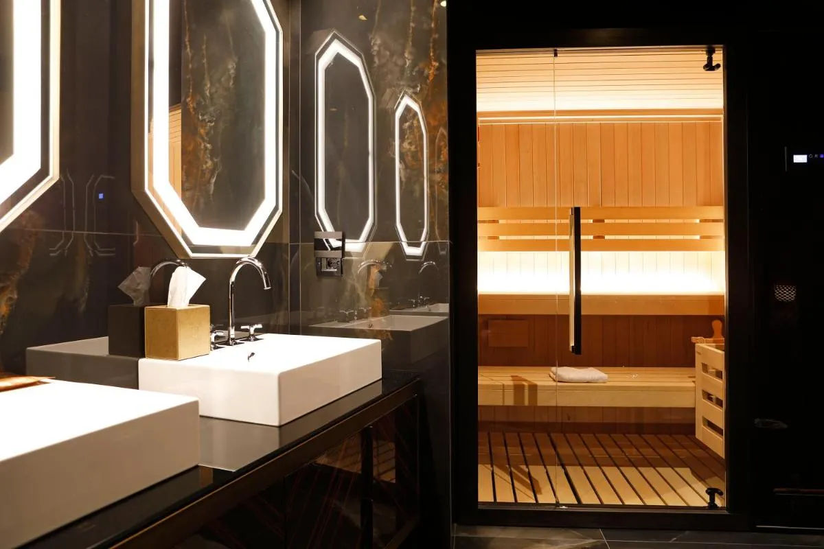 Image 5 of U-Visionary Roma Hotel