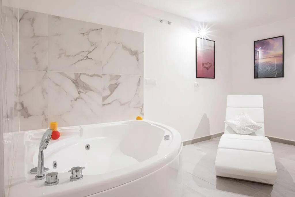 Image of Unforgettable Split Level Jacuzzi Suite Navona – Top Collection