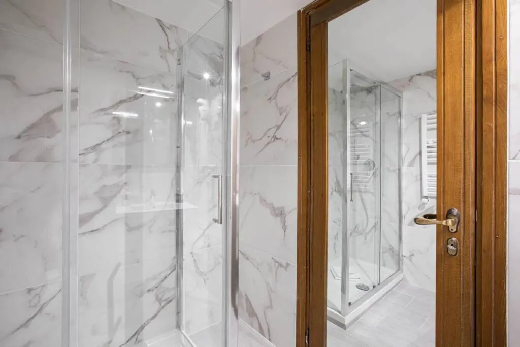 Image 2 of Unforgettable Split Level Jacuzzi Suite Navona – Top Collection