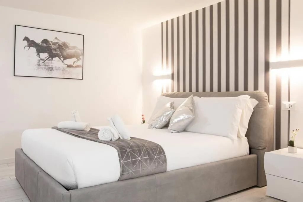 Image 6 of Unforgettable Split Level Jacuzzi Suite Navona – Top Collection