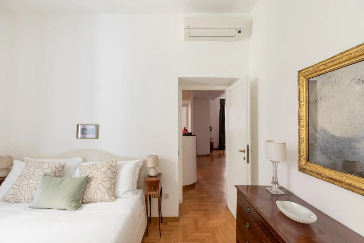 Image 1 of iFlat Red Roman Apartament