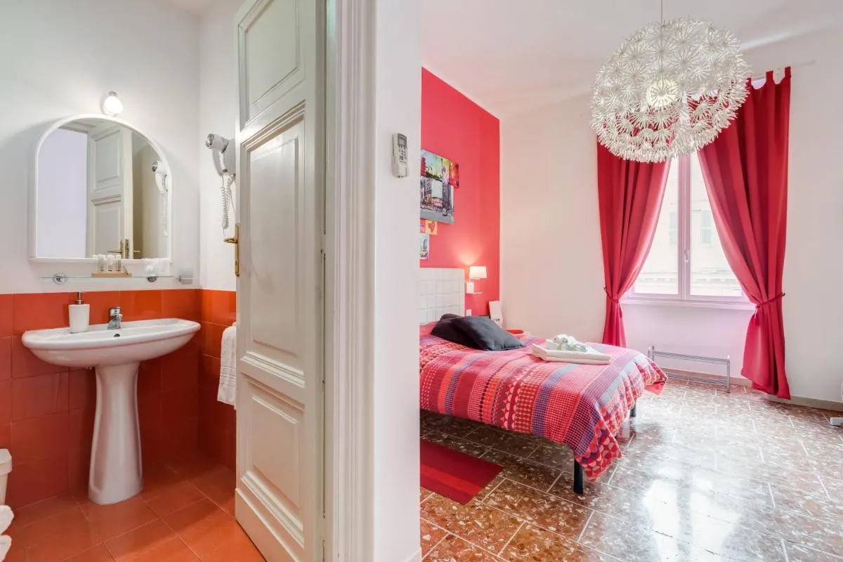 Image 2 of 2 Passi Al Colosseo B&B