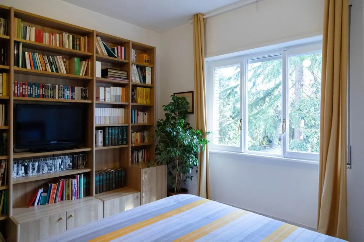 Image 4 of AURELIA LORIS HOUSE