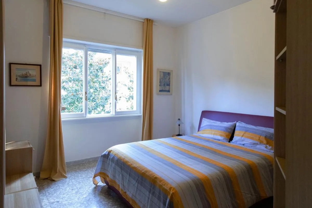 Image 6 of AURELIA LORIS HOUSE