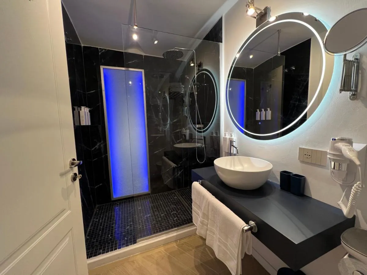 Image 2 of Barberini luxury blue suites 3