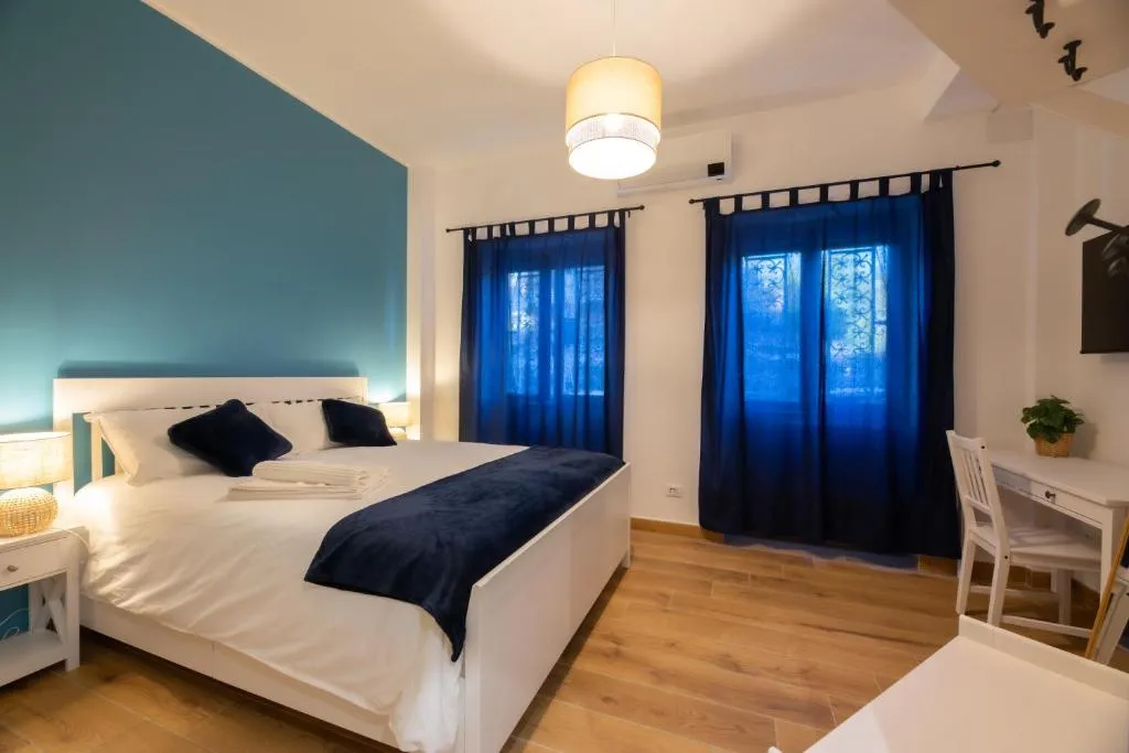 Image of Bed & Breakfast Across The Room(e)