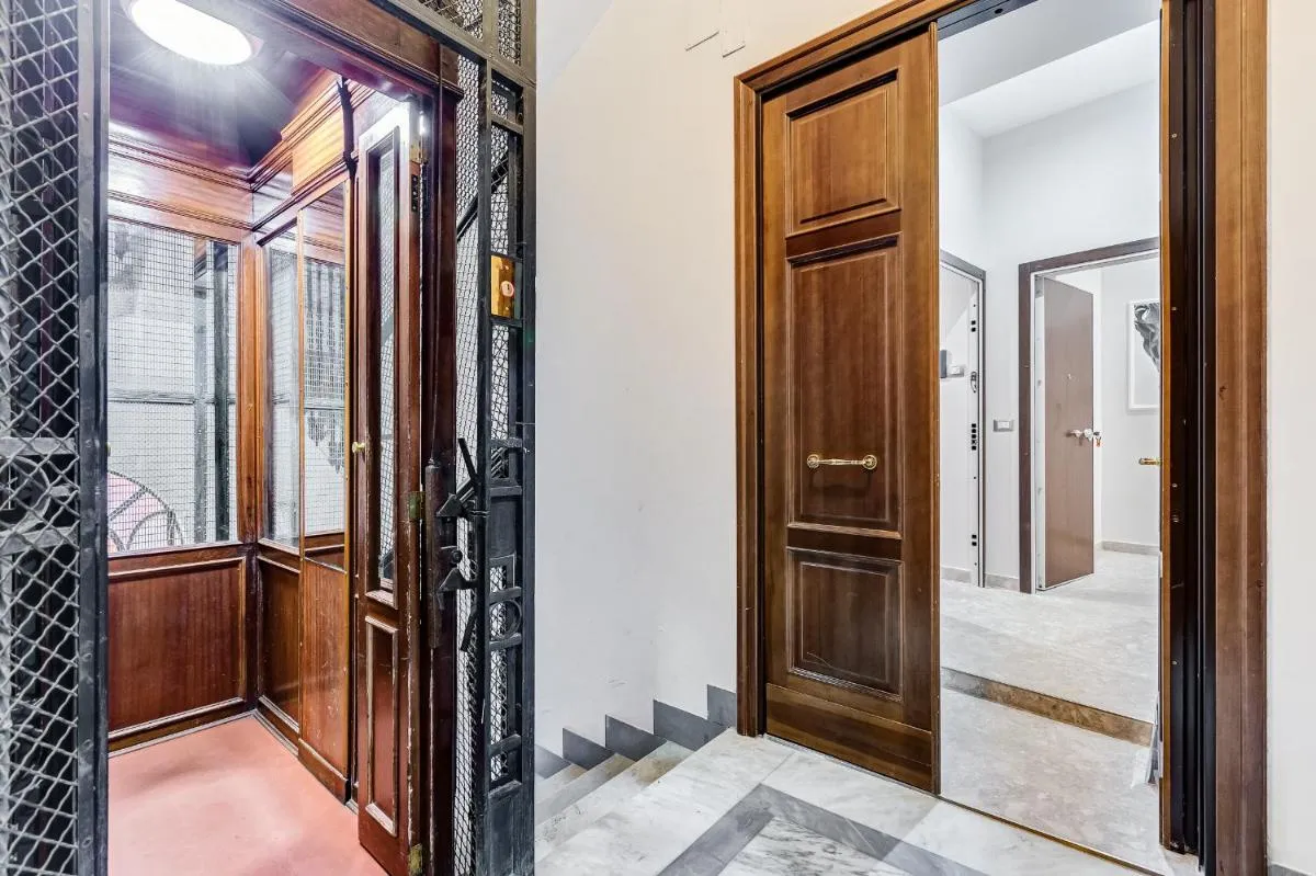 Image 2 of CRYSTAL TREVI FOUNTAIN – romedreamhome
