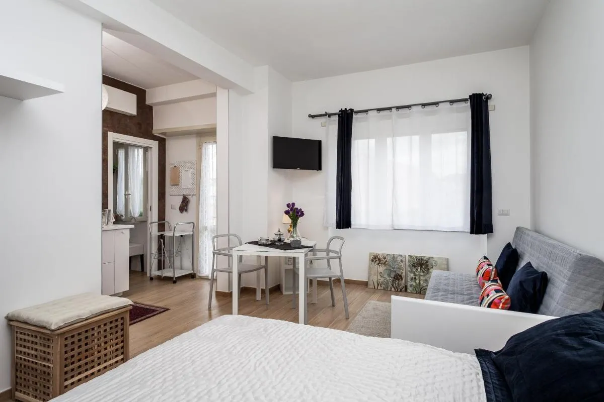 Image 4 of Dreamsrome Lux