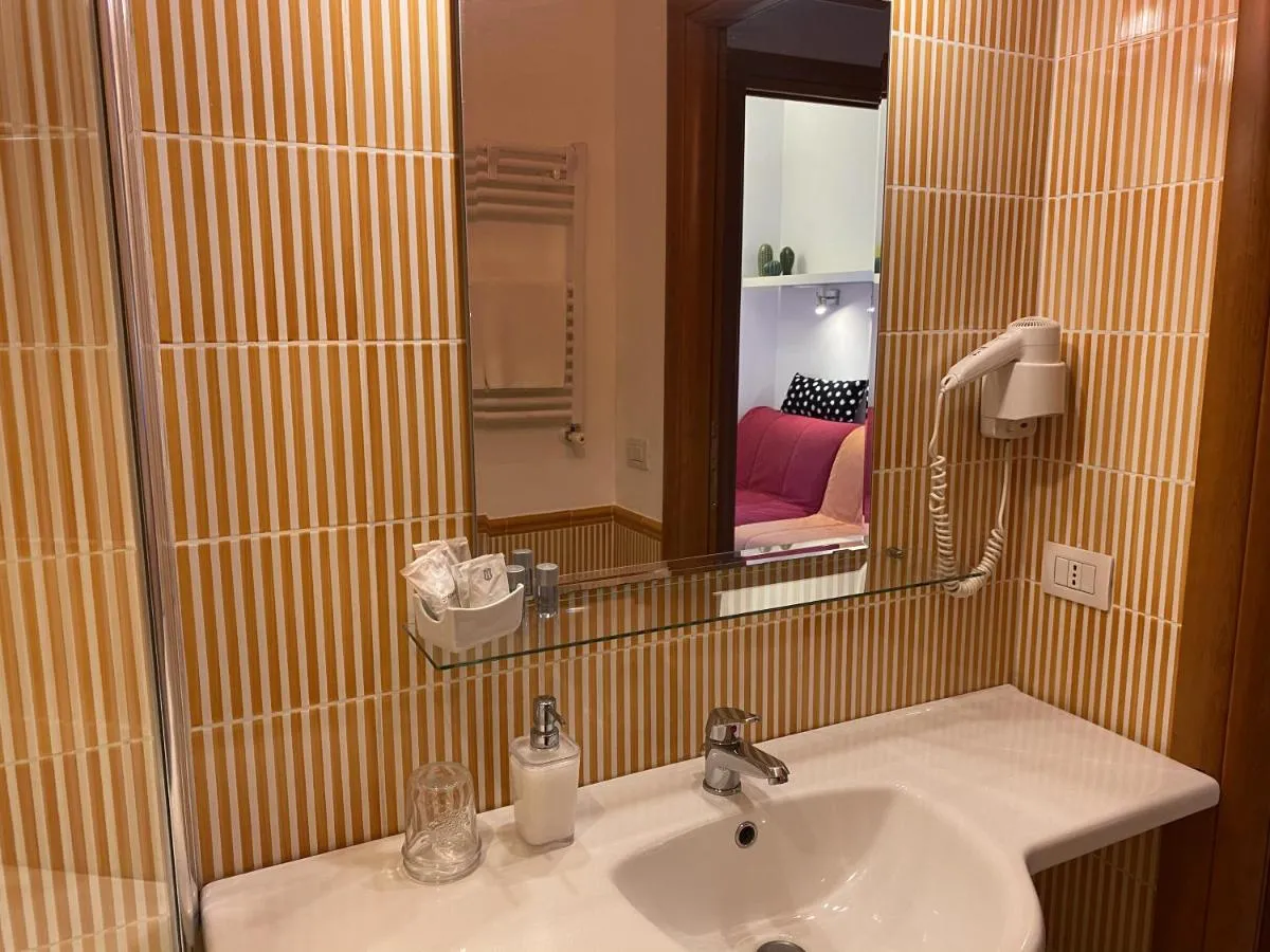 Image 2 of Luna Rossa Roma Guest House
