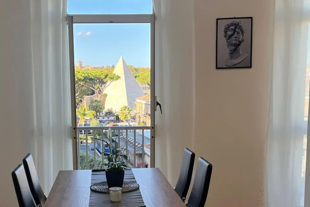 Image of PyramidHouse – Apartment 100mq with View – 2km from the Colosseum