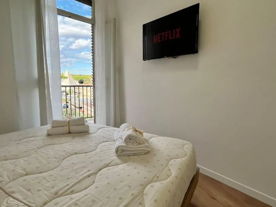 Image 6 of PyramidHouse – Apartment 100mq with View – 2km from the Colosseum