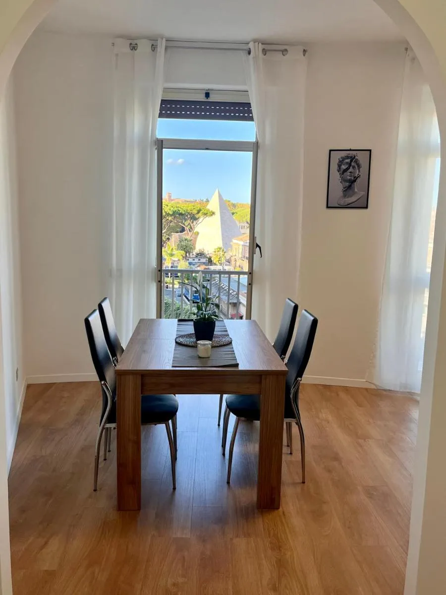 Image 3 of PyramidHouse – Apartment 100mq with View – 2km from the Colosseum