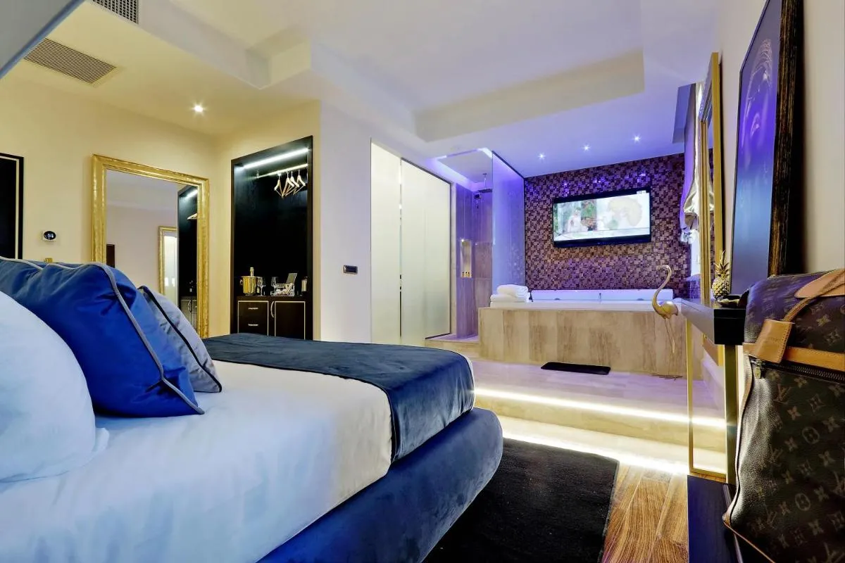 Image 4 of Spanish Diamond Luxury Suites & Jacuzzi