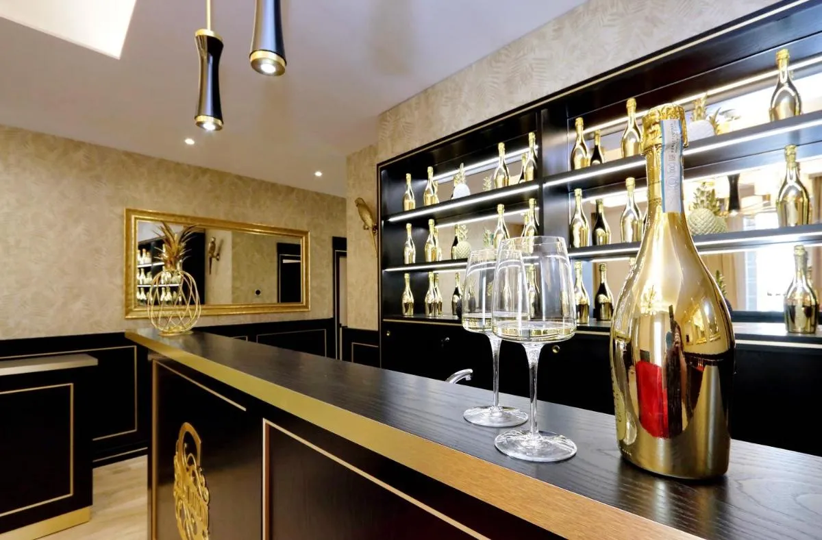 Image 3 of Spanish Diamond Luxury Suites & Jacuzzi
