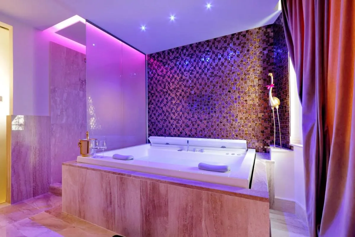 Image 2 of Spanish Diamond Luxury Suites & Jacuzzi