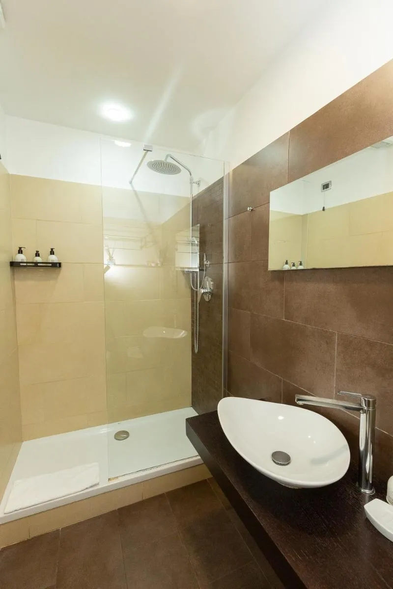 Image 3 of SuitInn19
