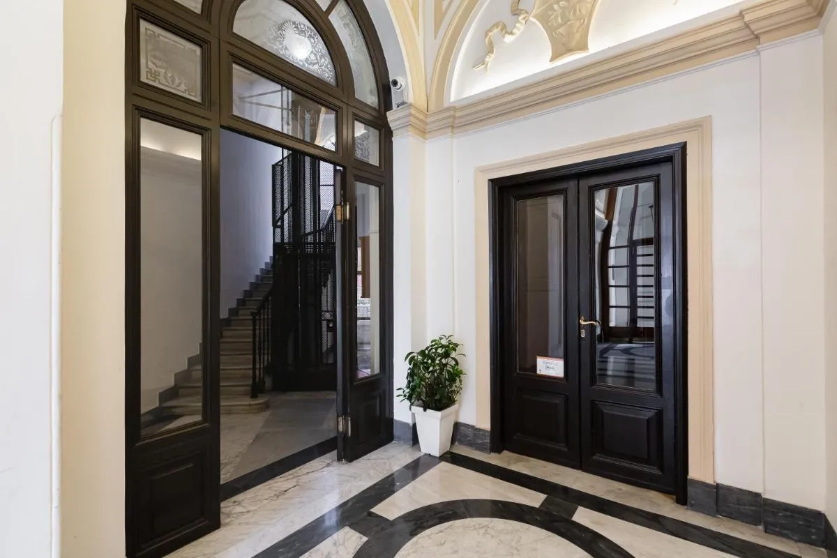 Image 1 of TREVI FOUNTAIN Deluxe – Your Italian Holidays