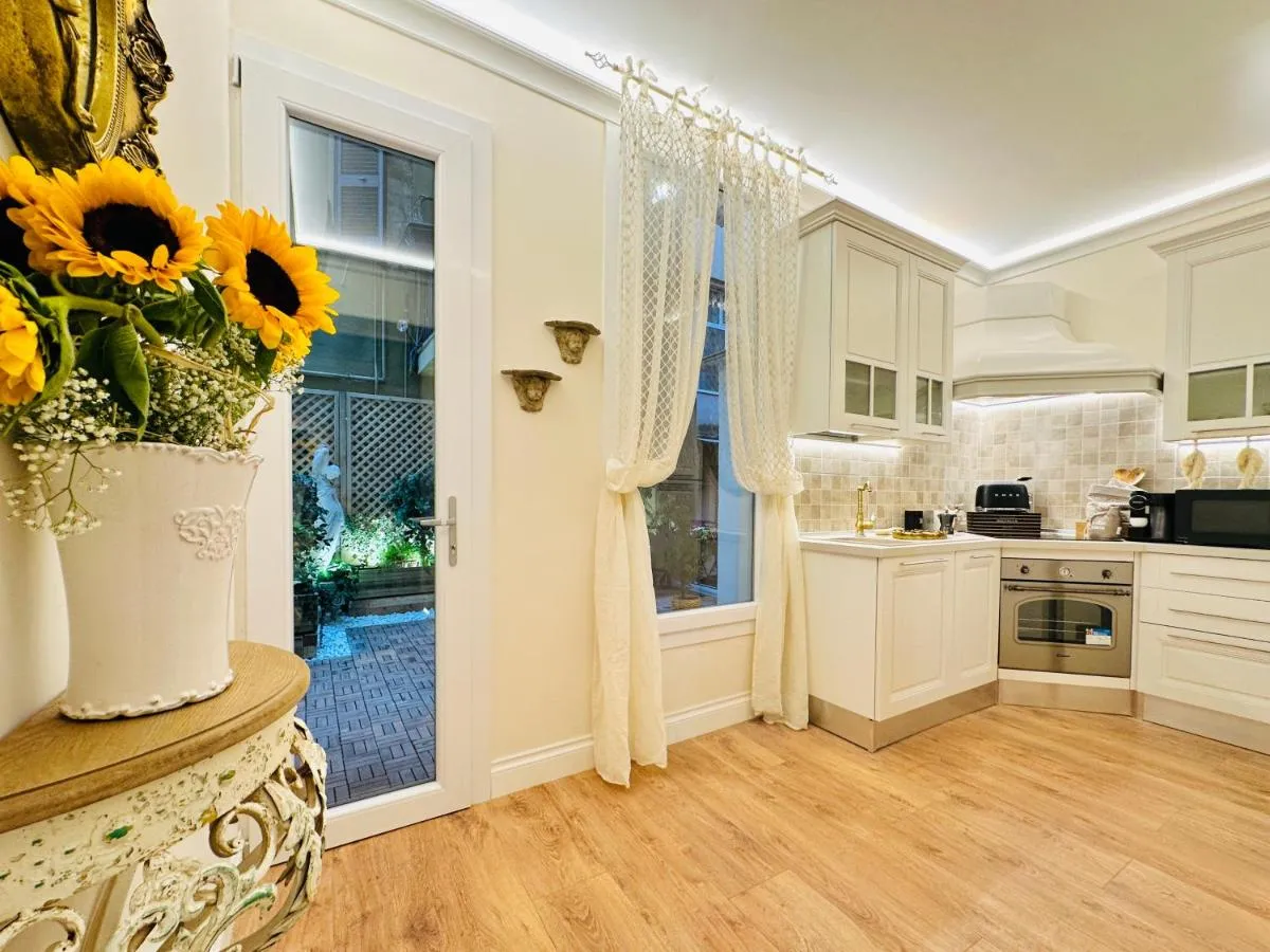 Image 3 of Trevi Fountain Elegant Apartment
