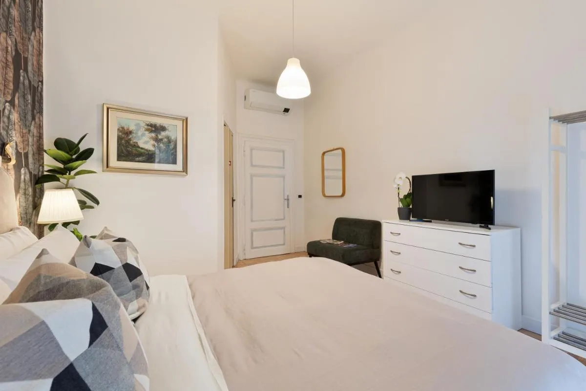 Image 4 of Urbana Apartment Colosseum