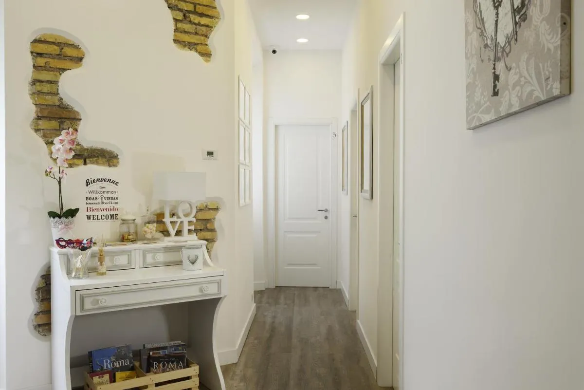 Image 2 of Vaticano Charming Rooms