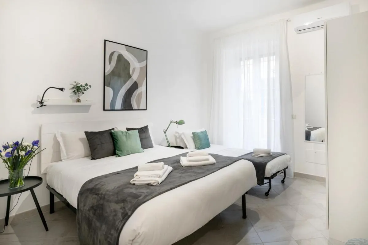 Image 1 of White Flat San Lorenzo