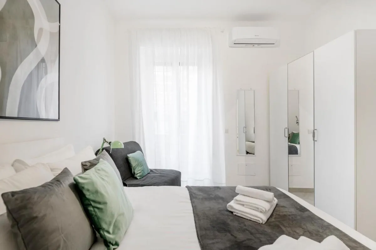 Image 2 of White Flat San Lorenzo