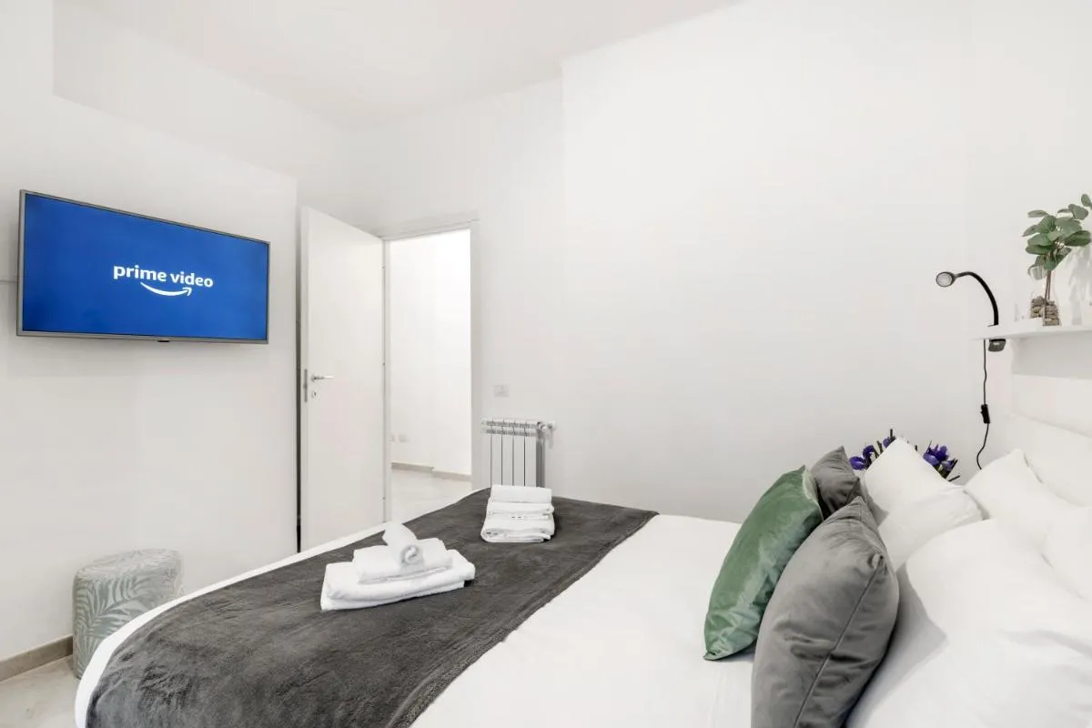 Image 4 of White Flat San Lorenzo