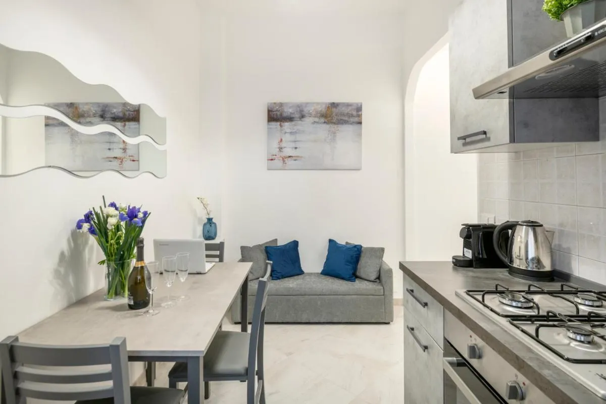 Image 3 of White Flat San Lorenzo