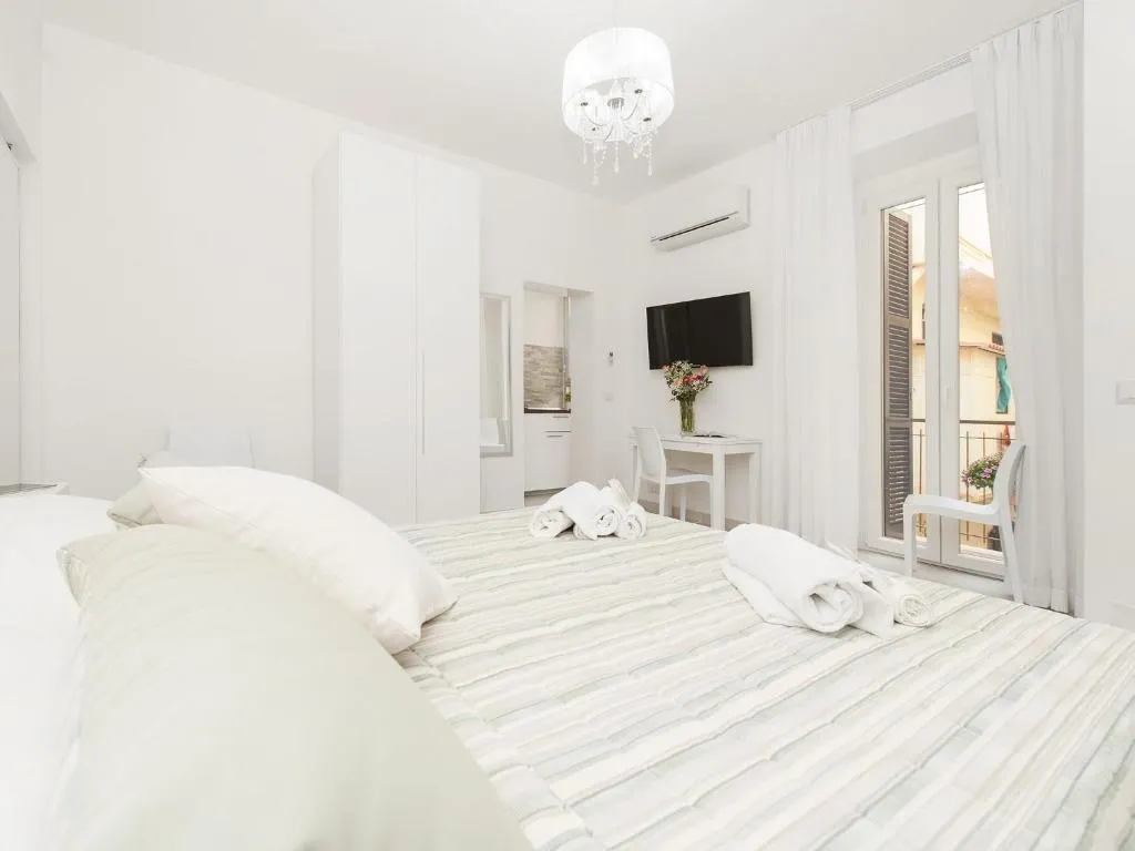 Image of White Flat Termini