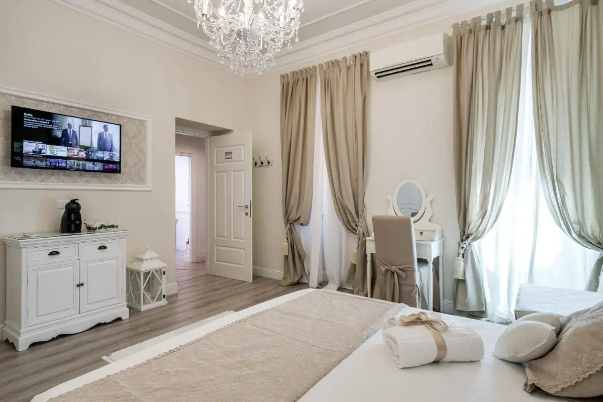 Image 3 of Charme & Chic Luxury