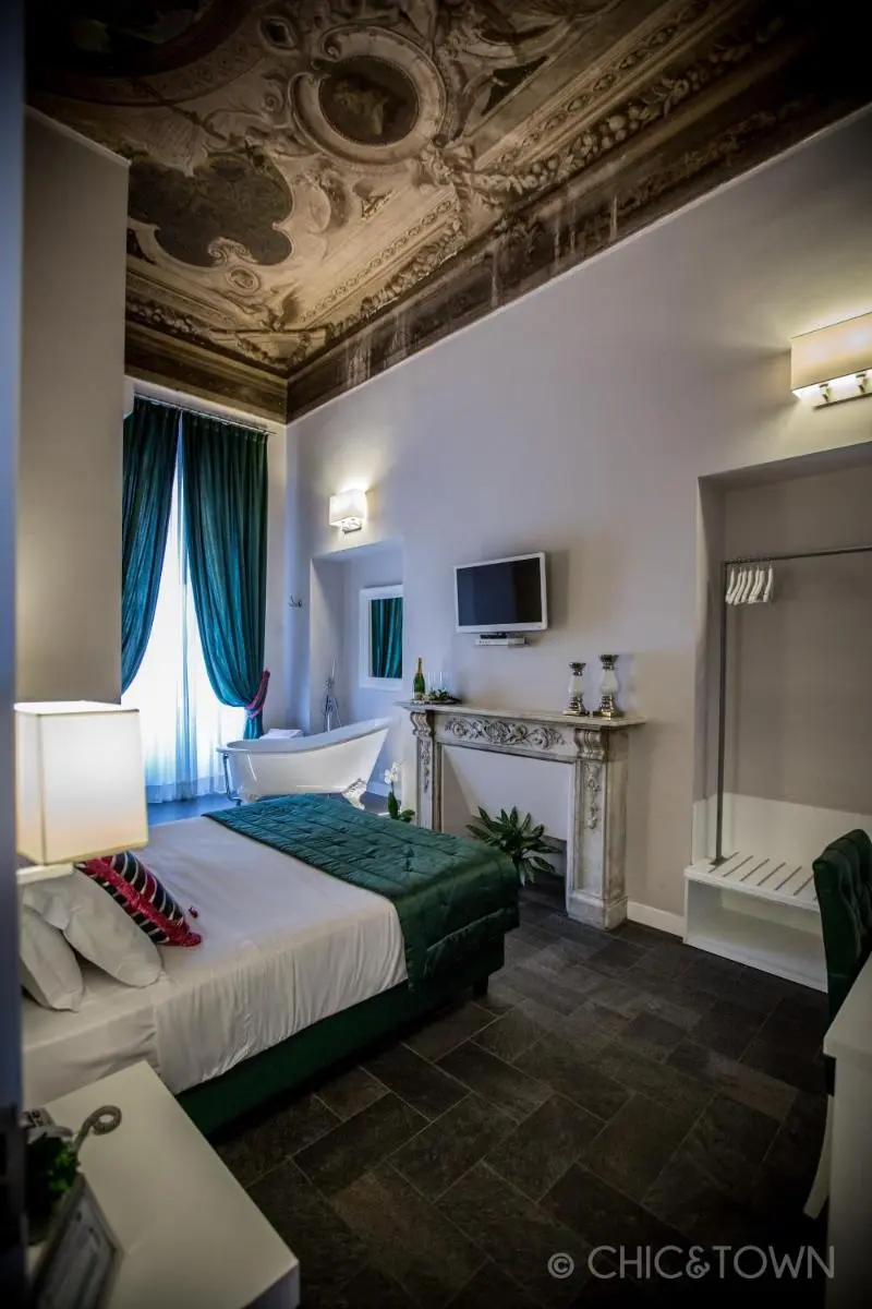 Image 3 of Chic & Town Luxury Rooms