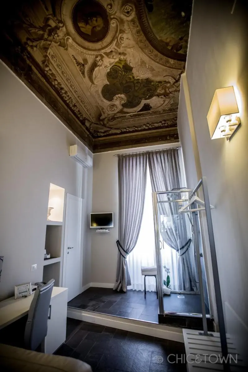 Image 5 of Chic & Town Luxury Rooms