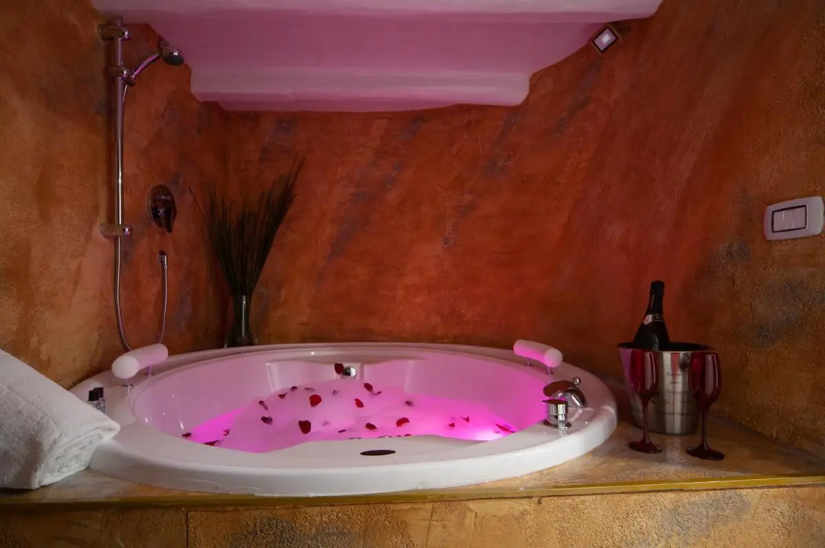 Image 2 of Navona Jacuzzi Apartment