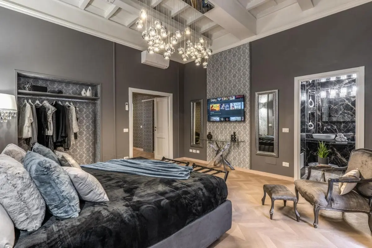 Image 4 of White Miracle Suite