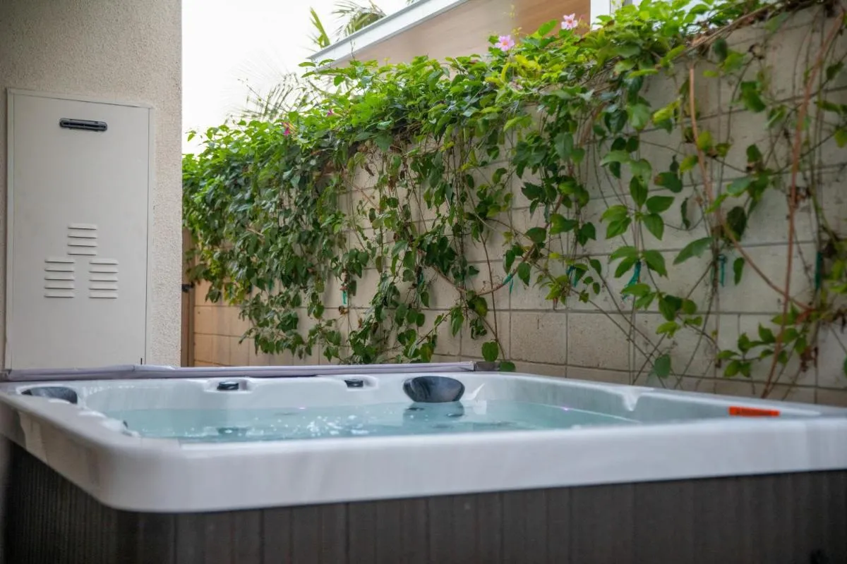 Image 2 of Catamaran by AvantStay 50ft to Beach Views