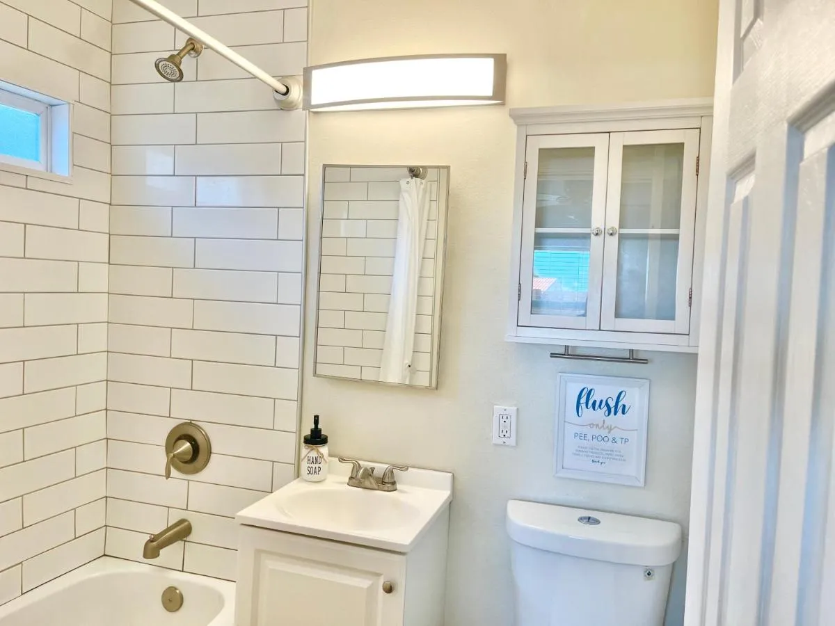 Image 2 of Cozy Beach Cottage with Bicycles