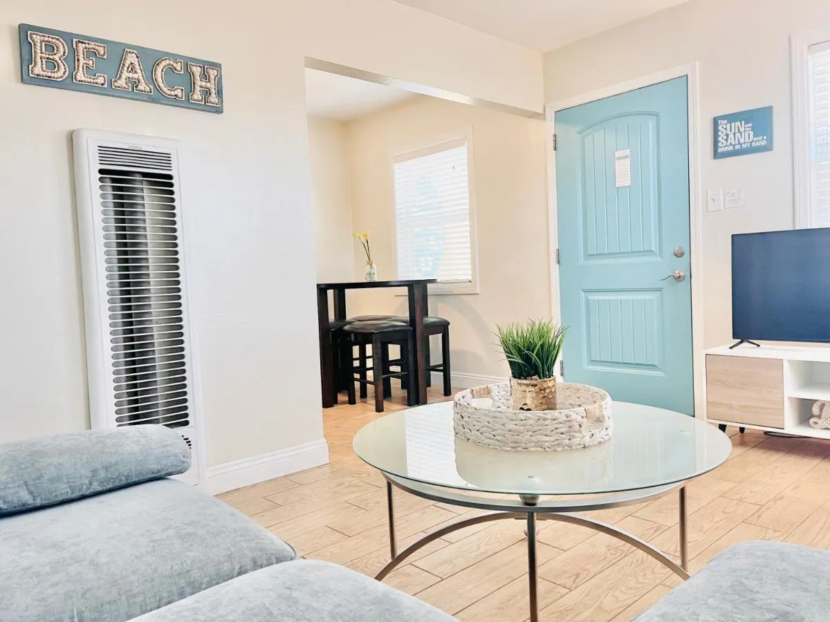 Image 4 of Cozy Beach Cottage with Bicycles