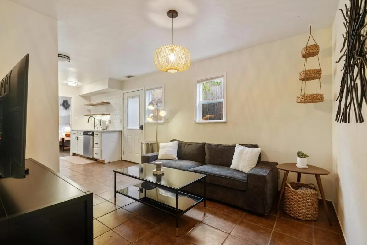 Image 4 of Downtown Cottage blocks from Petco Park